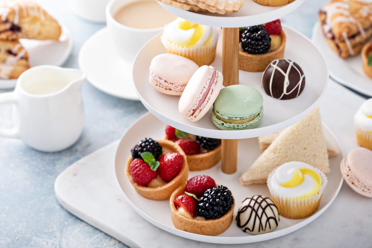 Uitgebreide High Tea tafel met zoete en hartige hapjes
