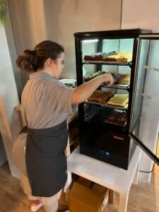 Marjam bereidt cateringgerechten bij Brownies & Downies Uithoorn